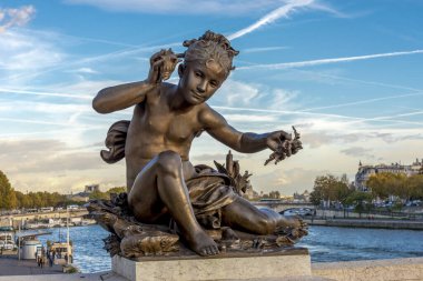 Fransa, Paris 'teki Seine nehri üzerindeki Alexander III köprüsünde bir peri heykeli. Heykeltıraş - Georges Recipon (1860-1920)