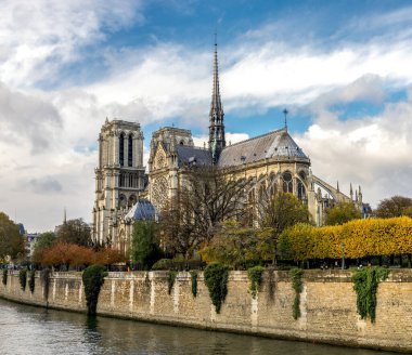 Güzel Notre-Dame de Paris Katedrali Yangından birkaç ay önce renkli sonbahar sezonunda Paris, Fransa 'da Gotik bir kulesi olan
