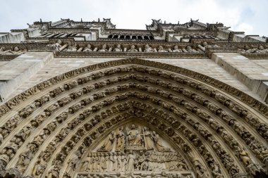 Notre Dame de Paris Katedrali 'nin merkez kapısındaki son yargılama sahnesi Batı cephesi, Paris, Fransa