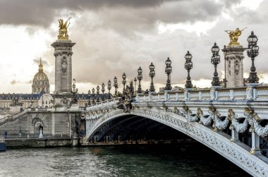 Sahne Alexander III köprüsü süslemeli ışık direkleri ve uzak bir mesafede Dome des Invalides katedrali, Paris, Fransa