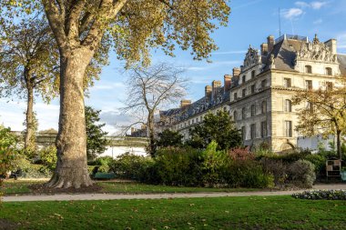 Le Invalides 'deki askeri müzenin manzarası. Kompleksin batı yakasındaki küçük bir parktan. Paris, Fransa.