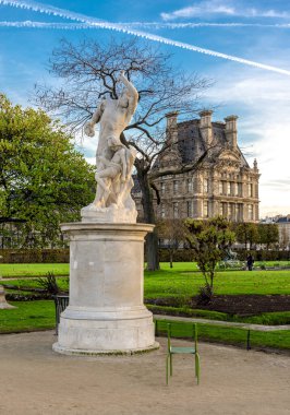 Fransa, Paris 'teki Tuileries bahçesinde bir yılan tarafından saldırıya uğrayan bir adam ve bir çocuğun antik heykeli. Heykel 19. yüzyılda dikildi.