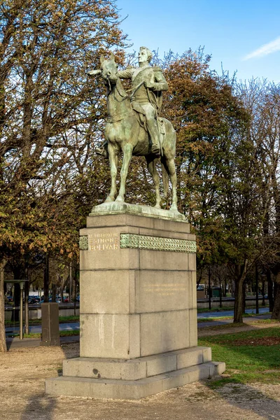 프랑스 강기슭에 볼리바르 상이다 1930 조각이 세워졌는데 조각가 에마뉘엘 1824 — 스톡 사진