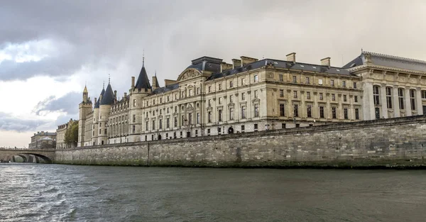 Ανώτατο Δικαστήριο Στο Ανάχωμα Του Ποταμού Σηκουάνα Παρίσι Γαλλία — Φωτογραφία Αρχείου