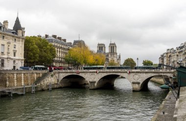 Fransa 'nın başkenti Paris' te Saint-Michel Köprüsü ve Seine Nehri manzarası