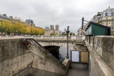Sen Nehri ve Notre-Dame, Paris, Fransa manzaralı Pont Saint-Michel yakınlarında aşk kilitlenir.