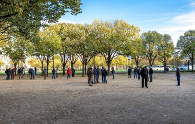 Fransa 'nın Paris, Les Invalides parkındaki klasik Fransız petanque boule oyununa oyunculardan oluşan takımlar katılıyor.