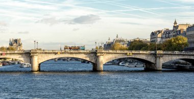Bir Pont De la Concorde köprüsü. Paris, Fransa 'da çift katlı bir turist gezisi otobüsüyle Seine nehri üzerinde.
