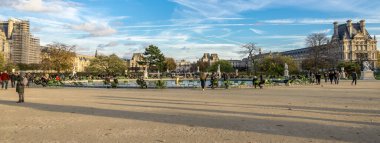 Tuileries bahçesinin panoramik manzarası ve küçük manzaralı Louvre, Paris, Fransa