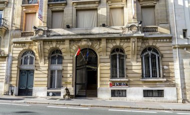 Paris, Fransa 'daki Macar Kültür Merkezi' nin girişindeki şapka heykelinin altında. Heykel 2007 yılında dikilmiştir. Heykeltıraş - Andras Lapis