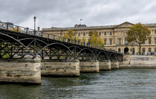 Pont Arts Πεζογέφυρα Κατά Μήκος Του Ποταμού Σηκουάνα Και Κοντά — Φωτογραφία Αρχείου