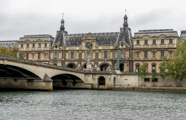 Edificio Del Museo Del Louvre Terraplén Del Río Sena Cerca —  Fotos de Stock