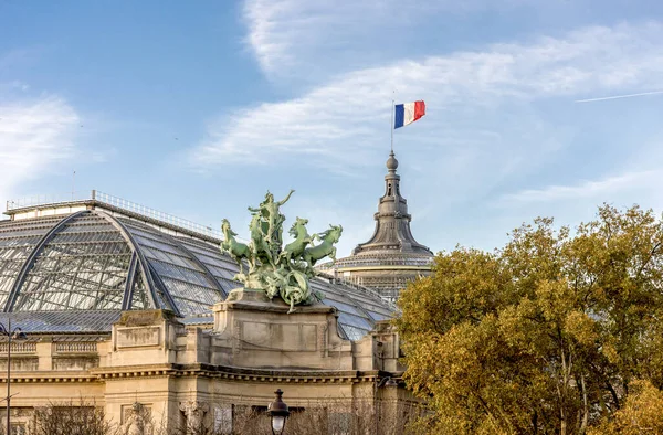 Una Las Dos Esculturas Cuadrigas Una Bandera Francesa Izada Edificio — Foto de Stock