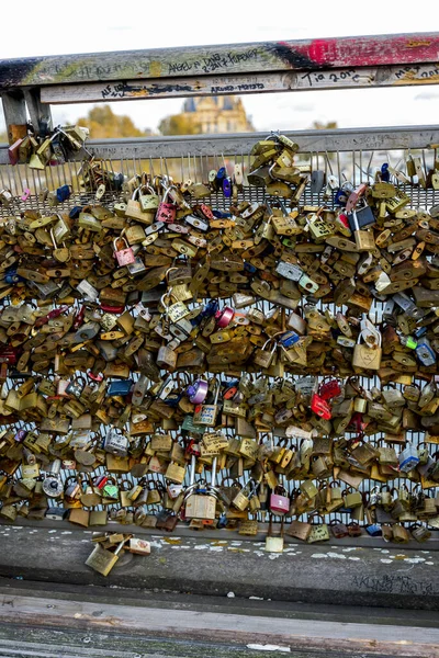 Četné Zámky Lásky Připojené Pěší Most Přes Řeku Seine Paříž — Stock fotografie