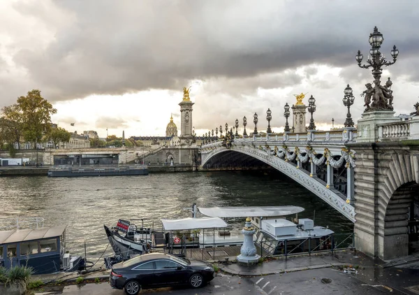 Scenic Alexander Iii Híd Díszes Fényoszlopokkal Szobrokkal Párizs Franciaország — Stock Fotó