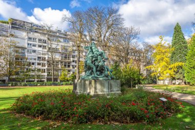 Fransa, Paris 'teki Lüksemburg Sarayı bahçelerinde çiçek tarhının ortasında şarap tanrısı Dionysos' un babası Silenus 'un fantezi bronz heykeli. 1885 'te dikilmiş, heykeltıraş - Aime-Jules Dalou 1838-1902