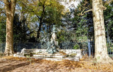 Fransa, Paris 'teki Lüksemburg Sarayı bahçelerinde Eugene Delacroix' in fıskiyesi ve büstü olan manzaralı bir heykel grubu. 1890 'da dikilen heykeltıraş Jules Dalou 1838-1902