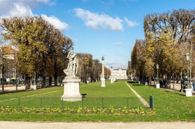 Paris, Fransa 'daki Lüksemburg Sarayı bahçelerinin önündeki büyük kaşiflerin resimli parkı.