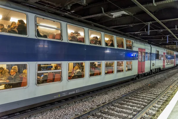 在法国巴黎的一个火车站有双层车厢的火车车厢 — 图库照片