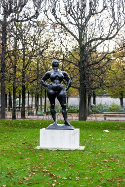 Fransa, Paris 'teki Tuileries bahçesinde çimlerin ortasında dikilen kadın adında bronz bir heykel. 1932 'de. Heykeltıraş Gaston Lachaise 1882-1935