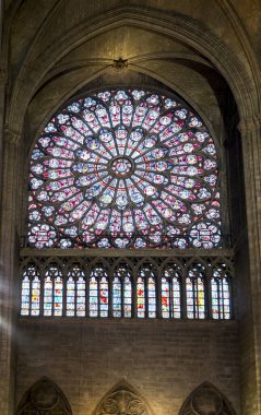 Notre-Dame de Paris katedralinin içinde bir sıra figürle Kuzey güllü cam pencere, Paris, Fransa