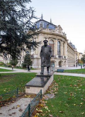 İngiltere Başbakanı Winston Churchill 'in Fransa' daki Petit Palais Müzesi yakınlarındaki küçük bir parkta heykeli. 1988 'de heykeltıraş Jean Cardot