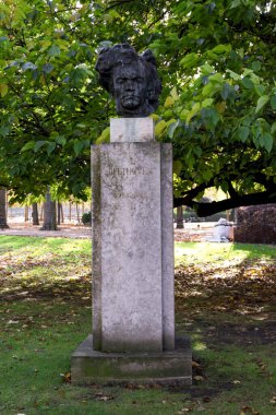 Lüksemburg Sarayı bahçelerinde ünlü Alman besteci Ludwig van Beethoven 'ın büstü, Paris, Fransa. 1978 'de dikilmiş, heykeltıraş Antoine Bourdelle.