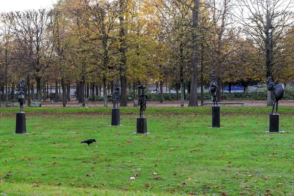 一个由青铜制成的雕塑小组 位于图埃里花园 大棋盘 大棋盘 始建于1959年 1998年建在Tuileries花园 雕塑家 Germaine Richier 1902 — 图库照片