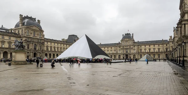 Una Plaza Frente Museo Del Louvre Con Una Gran Pirámide — Foto de Stock