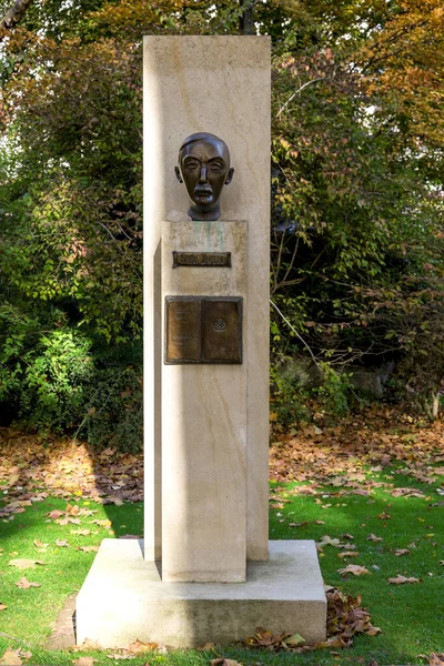 오스트리아 소설가 스테판 바이크 흉상이 프랑스 룩셈부르크 정원에 2003 발행되었다 — 스톡 사진