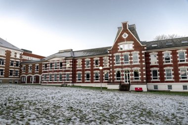 Norveç, Aralık 2017 'de, kış mevsiminde parktan eski Stavanger hastane binasının manzarası