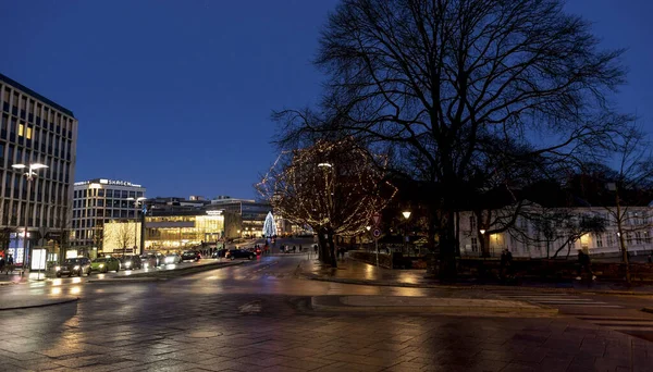 Vista Noturna Rua Cidade Stavanger Decorada Para Natal Portão Haakon — Fotografia de Stock