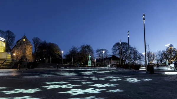 Vista Nocturna Plaza Principal Stavanger Iluminada Con Copos Nieve Antes — Foto de Stock