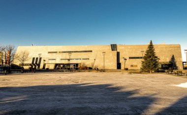 Stavanger şehir merkezindeki petrol müzesi binası ve girişi sabah erken saatlerde, Norveç, Aralık 2017