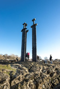 Turistler Şubat 2018 'de Norveç' teki Stavanger, Sword in Rock anıtındaki en ünlü eğlenceyi ziyaret ederler. Anıt, Norveç Kralı Olav tarafından 1983 yılında açıldı. Heykeltıraş Fritz Roed (1928-2002)