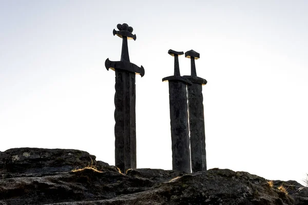 Tres Espadas Vikingas Plantadas Suelo Cima Una Roca Orillas Del — Foto de Stock