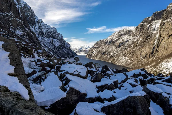 ノルウェー 2018年3月冬に凍結インドラVinjavatnet湖とByrkidedalと高山の風景に近いGlope Valleyの巨大な岩 — ストック写真