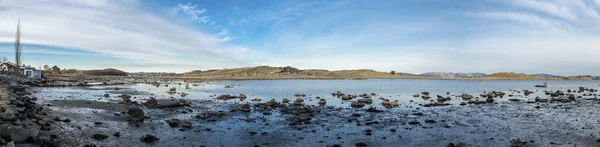 Ondiepe Modderige Kustlijn Van Hafrsfjord Fjord Met Verspreide Stenen Rotsen — Stockfoto