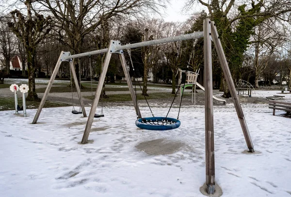 Speeltuin Schommel Andere Uitrusting Besneeuwd Terrein Munkehagen Park Stavanger Noorwegen — Stockfoto