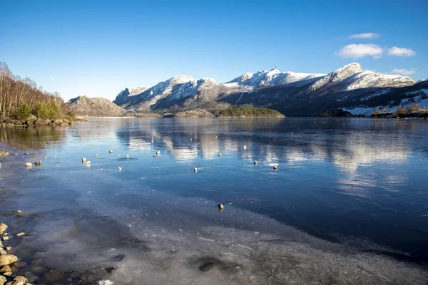 Klippor Ovanpå Isskorpan Den Frusna Sjön Oltedalsvatnet Och Fjällandskapet Gjesdal — Stockfoto