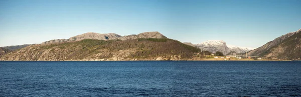 ノルウェー 2018年2月の冬の季節にオアネス近くのFrafjordと海岸線の風景パノラマビュー — ストック写真