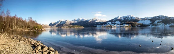 Kilátás Majdnem Fagyasztott Oltedalsvatnet Tengerpart Hegycsúcsok Borított Téli Szezonban Gjesdal — Stock Fotó