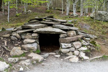 Djupadalen eğlence alanı, Haugesund, Norveç 'te Mayıs 2018' de küçük bir insan yapımı mağaraya veya topraklamaya giriş.