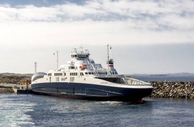 Rennesoy adasındaki Mortavika limanında Boknafjord feribotu Arsvagen, Norveç 'e gidecek araç ve yolcuların gelmesini bekliyor.
