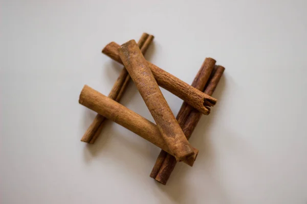 Tarçın çubukları (okçuklar) izole