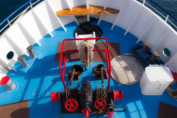 Mavi kırmızı balıkçı gemisi