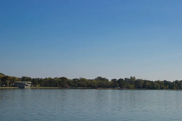 Palic Gölü kıyıları sonbaharda Subotica, Voyvodina yakınlarında