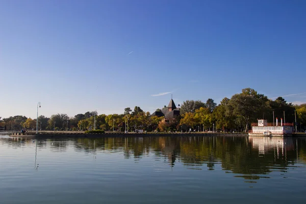 Palic Gölü kıyıları sonbaharda Subotica, Voyvodina yakınlarında