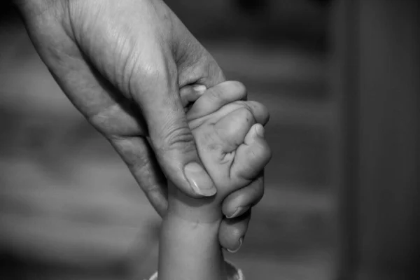 El ele tutuşan anne ve çocuk, siyah ve beyaz fotoğrafçılık