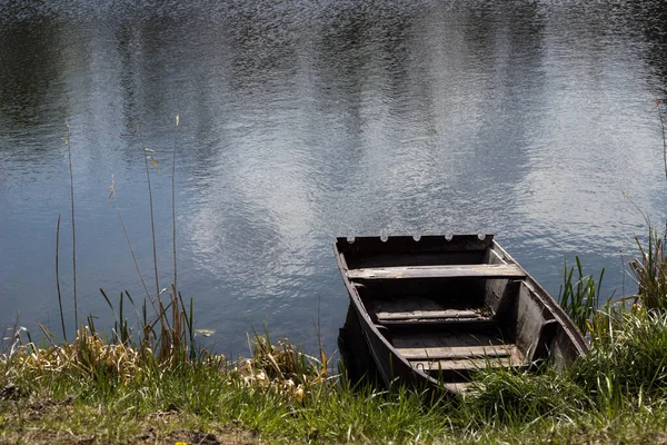 Durgun suda yüzen eski ahşap balıkçı teknesi, Veliki Backi kanal, Gornje Podunavlje, Sombor, filtresiz